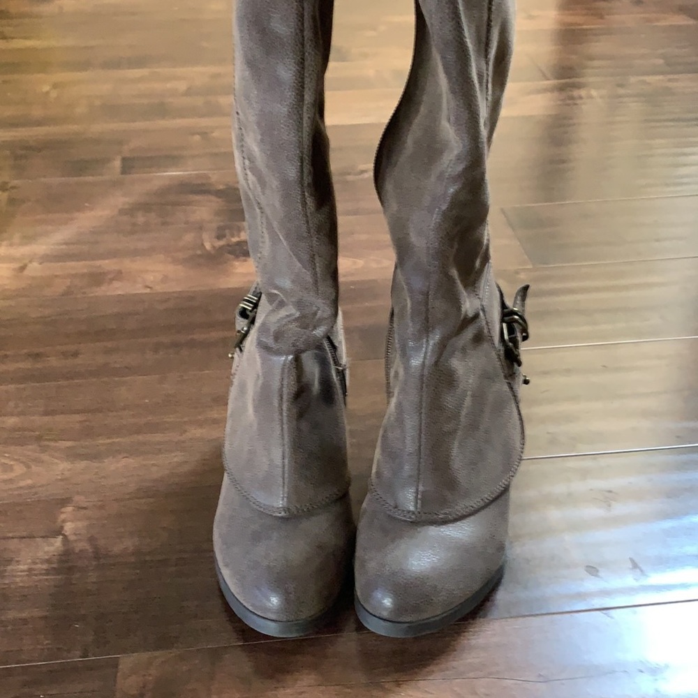 Boots - Picture 4 of 4